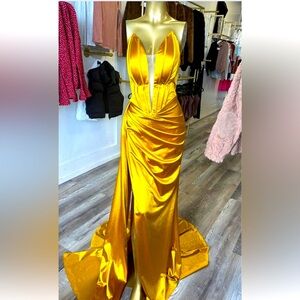 I’m selling this beautiful Portia & Scarlett Gown